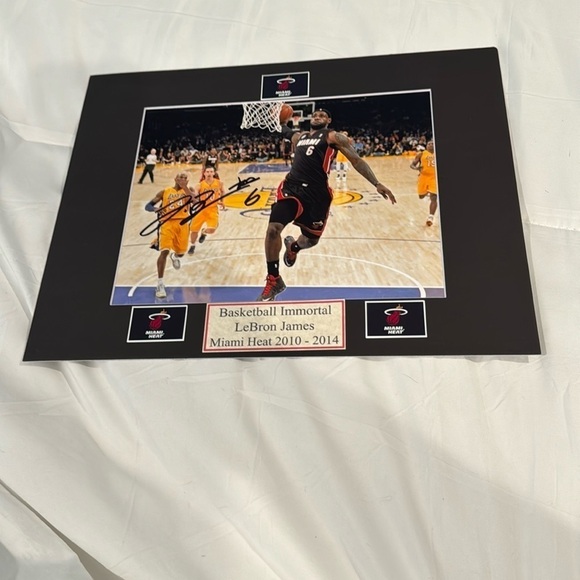 - Lebron  James  autographed 8x10 photo matted - Picture 1 of 1